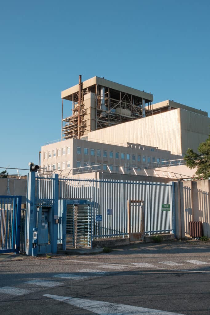Ancienne centrale thermique d'Aramon reconvertie en centrale solaire