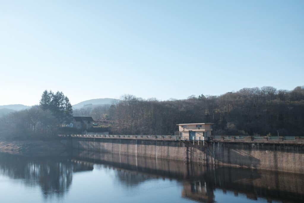 Centrale hydroélectrique et barrage du Chaumeçon dans la Nievre