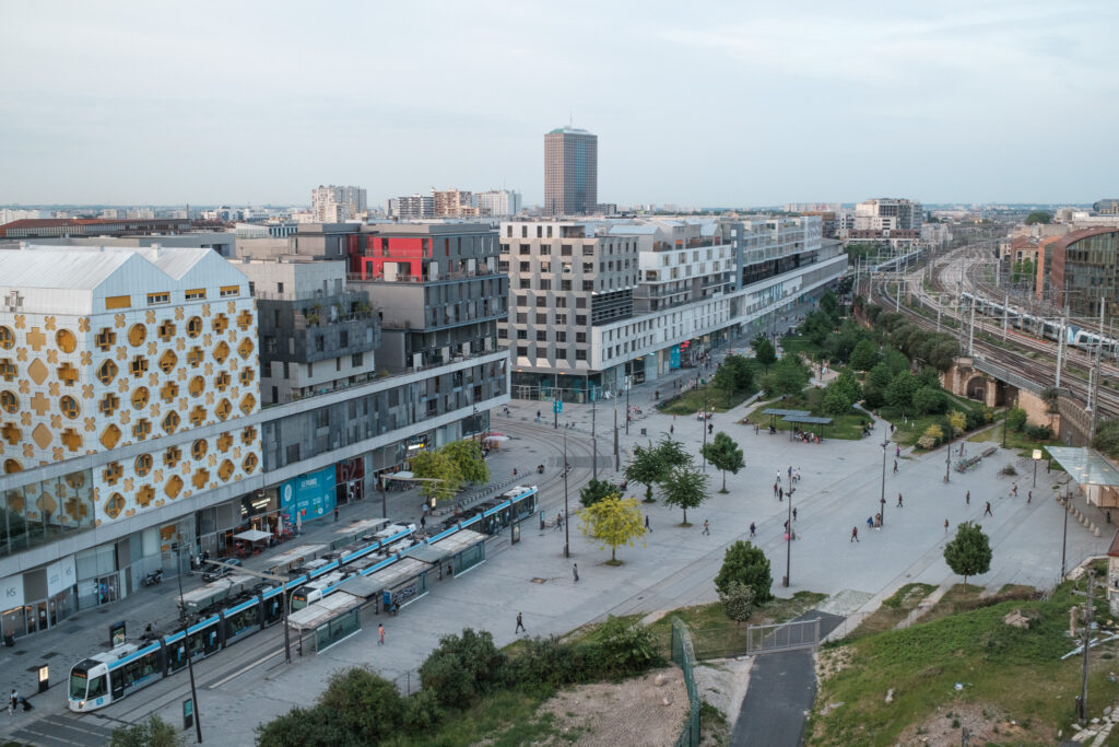 Centre Commercial Le Parks dans le quartier de la gare Rosa Parks à Paris XIX